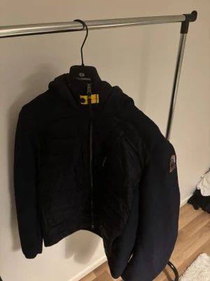 Mörkblå hybridjacka från Parajumpers - Mörk blå parajumper cardigan köpt för 4400 för ca ett år en använd ett par ggr stl xl 