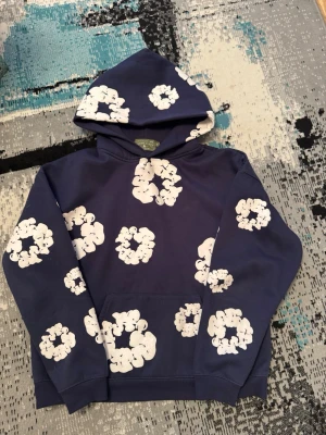 Denim tears hoodie - Säljer min fina blåa denim tears hoodie med dem klassiska vita tårarna på hoodien den är bekväm och stilig perfekt för en enkel look både om du vill ut eller bara softa i den den är storlek M men passar även L då den är lite större i storleken skriv för mer info ℹ️ 