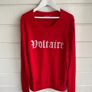 Zadig tröja - Så fin röd tröja från Zadig. Den har en liten defekt på baksidan av tröjan men är inget man ser när man har på sig den. Skriv för fler bilder! 