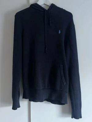 Blå  hoodie från Polo Ralph Lauren - Klassisk blå hoodie från Polo Ralph Lauren med broderad logga på bröstet. Fint skick! 