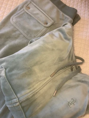 Grönt velourset från Juicy Couture - Mysigt ljusgrönt velourset från Juicy Couture med dragkedja på koftan och matchande byxor. 