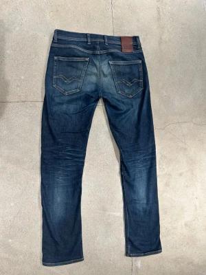 Blå jeans från Replay  - Säljer dessa för dem är för små för mig. Blåa jeans från Replay knappt använda.