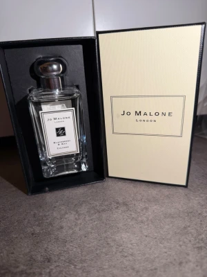Jo Malone Blackberry & Bay Cologne - Elegant parfym från Jo Malone i doften Blackberry & Bay. Flaskan är genomskinlig med silverfärgad rund kork och klassisk etikett. Kommer i exklusiv beige presentask med svart kant. Perfekt för dig som gillar fräscha och bäriga dofter.