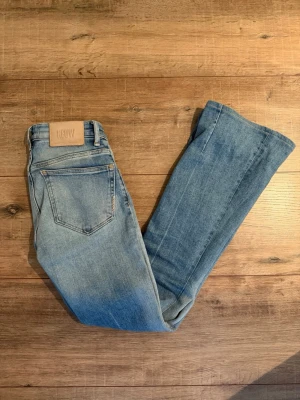  Neuw Bootcut Kara 24:30 - Säljer ett par ljusblå raka jeans från NOW, modell KARA. Jeansen har klassisk femficksdesign, normalhög midja och snygga kontrastsömmar. Tillverkade i mjukt denimtyg som ger en avslappnad och trendig look. Upplagda hos skräddare 5 cm, så det är en 24:30. 
