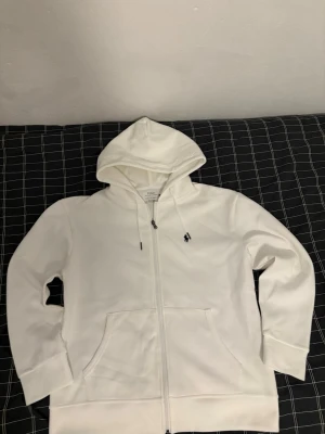 Vit hoodie från polo Ralph lauren - Använd fåtal gånger, är som i nyskick. Riktigt skön och varm nu på vinter, hör av dig om du har några frågor.:) kan gå ner till 420 vid snabb affär behöver få såldt snabbt!!!