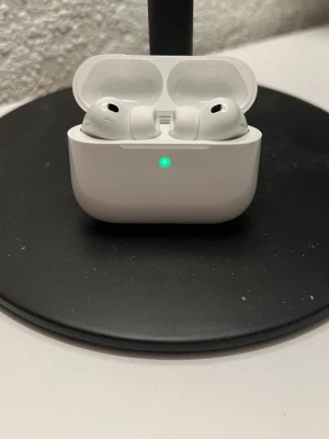 Apple AirPods Pro 3 med laddningsetui - Mycket bra o felfria!   Har tyvärr inte kvar förpackning och olika strl på örontoppar.  Medium sitter nu. Mindre repor på laddningsetui. Syns knappt.Ca 6 mån gammal. Garanti till Oktober 2026.  1100 prutat o klart vid snabb affär…. Eller högstbjudande.  Officiell spec på Apples hemsida: https://www.apple.com/se/airpods-pro/specs/