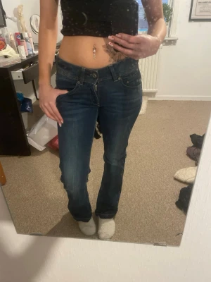 Lågmidjade G-star jeans - Super fina G-star jeans som är lågmidjade och bootcut/raka (obs de är uppsprättade längst ner). Storlek 25/30 passad xs-s super fint skick kommer tyvärr aldrig till användning 