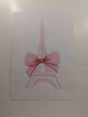 Handgjord poster av Eiffeltornet med rosa rosett - Säljer en handritad teckning på vitt papper A4 som föreställer Eiffeltornet i ljusrosa med en stor rosa rosett framtill. Perfekt som dekoration eller present till någon som gillar Paris och söta motiv. Perfekt poster att sätta i tavelram.                                         Köparen står för frakt!💗