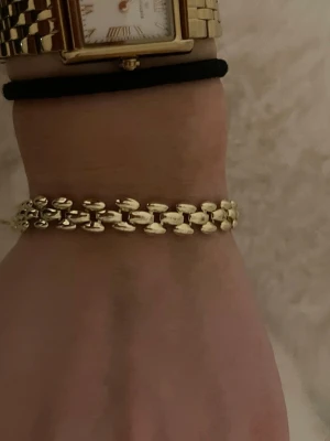 Guldarmband från SNÖ of Sweden - Snyggt guldarmband från SNÖ med ovala länkar och en rund bricka med logga. Armbandet har en modern och chunky design som sticker ut och passar perfekt till din stil. Tillverkat i guldfärgat metallmaterial.