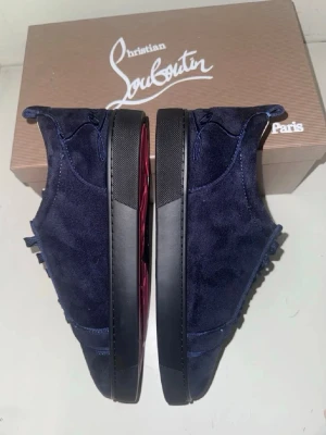 Marinblåa mocka skor - Säljer dessa as snygga marinblåa mocka skor som är perfekt för dig som vill ha en stilren look. Skorna är helt nya och oanvända. Skolåda, dustbag, kvitto o papper ingår.