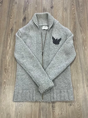 Levi’s & Co Stickad Kofta - Hej! Säljer nu denna jätte feta stickade kofta från Levi’s & Co för endast 849kr🔥!!! Skick 9/10✅. Koftan är perfekt för dig som föredrar en soft & varm stil! Hör av dig vid minsta fundering!