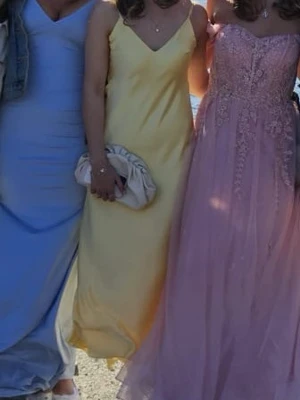 Gul långklänning med smala axelband från Zara - Snygg gul långklänning med smala axelband, v-ringning och öppen rygg. Den är bara använd en gång, på min bal i juni 2025 men är i superfint skick, som ny! Klänningen är gjort av ett glansigt material. Perfekt för bal eller bröllop. Så fin till sommaren! Skriv gärna om frågor💗