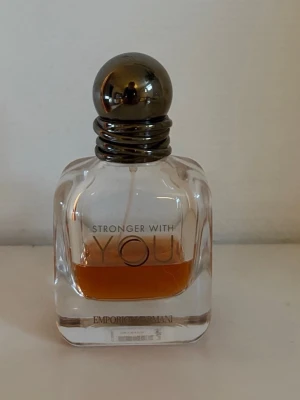 Armani - Stronger With You Intensely - Armani Stronger With You Intensely, 30 ml. Enligt bild, perfekt för dig som vill testa den.  För mannen som vill ha en parfym med personlighet och närvaro. Stronger With You Intensely fungerar lika bra på kontoret som vid kvällens aktiviteter. Doften utvecklas över tid och ger en påtaglig karaktär som märks.  Långvarig doft med tydlig karaktär Kombinerar kryddiga och varma noter Passar både vardag och speciella tillfällen Kraftfull men balanserad komposition
