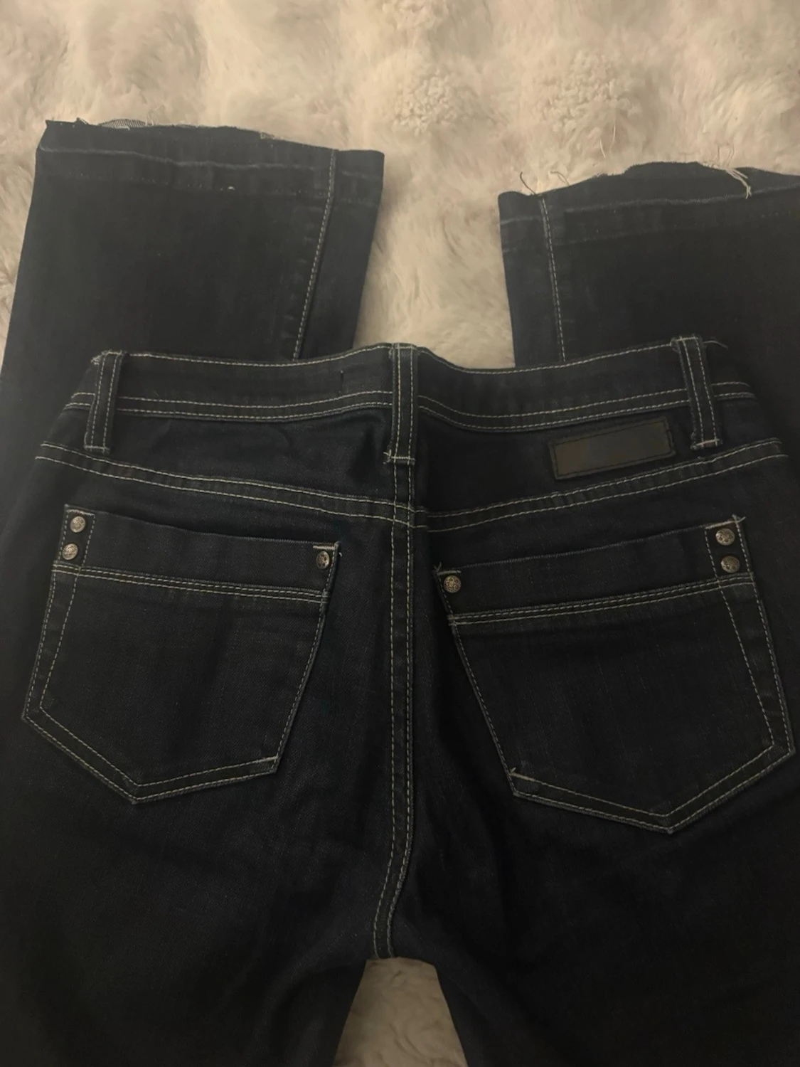 Mörkblå bootcut jeans med vita sömmar  - 1