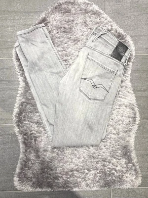 Replay Anbass Jeans Gråa - Gråa Replay Anbass jeans i storlek W31 L32. Slim fit-modell med stretch som sitter bekvämt och snyggt. Mycket fint skick och ett par klassiska jeans som funkar till det mesta.
