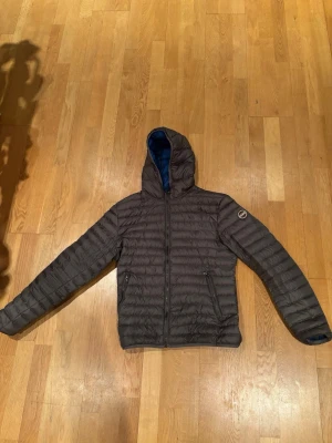 Colmar Jacka  - Säljer denna Colmar jacka i strl S. Riktigt bra skick och är använd sparsamt. Nypris ligger på ca 2800 kr. Hör av dig vid frågor/Maxi