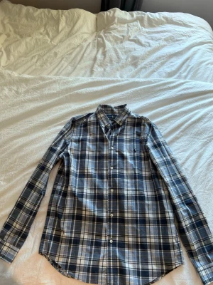 Ralph lauren rutig skjorta  - Rutig skjorta från Ralph lauren, bra skick. Storlek XL (barnstolek så sitter typ som en S)
