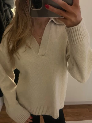 Beige tröja  - En söt beige stickad tröja med v-ringning🩷