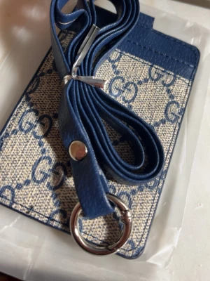 G-G Plånbok med band - Säljer en riktigt snygg G-G Plånbok i beige och blå, nytt skick!