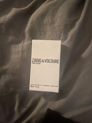 Zadig & Voltaire This Is Her! EdP 30ml - PRISET KQNNDISKUTERAS!                              Zadig & Voltaire This Is Her! Eau de Parfum i 30 ml flaska. Parfymen är aldrig använd då jag råkade beställa 2 st! 