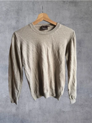 Oscar Jacobson - • The Sweater have been well taken care of and are in excellent condition. • Size: M fits like a S • Color: Biege • Retail price: 1599 SEK / 129€ • Ships within 24 hours of purchase