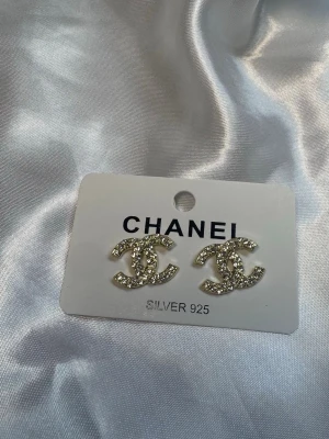 Guld CC örhängen  - Jättefina örhängen helt nya från förpackningen! Material i Sterling silver 925 rostfria ✨ Skickas inslaget i en liten presentpåse 🎁  Erbjuder snabb leverans postar inom 24 timmar