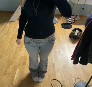 Grå bootcut jeans  - Säljer ett par grå bootcut jeans med låg midja och snygga fickdetaljer bak. Passar bra i längden på mig som är 164❤️