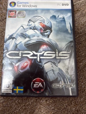 Crysis – PC, svensk version, komplett med box + manual + CD-key - Säljer Crysis (svensk version) till PC. 	•	Skiva 	•	Originalbox 	•	Manual med CD-keySkivan fungerar på PC. ⚠️ OBS: PC-version, fungerar ej på konsol. 💡 CD-key ingår i manualen, visas ej på bilder av säkerhetsskäl.  📦 Frakt: Mellanstorlek paket 💰 Pris: 289 kr 
