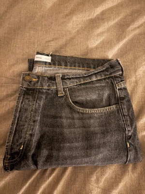 Mango Jeans  - Säljer ett par nästintill oanvända Mango jeans i en grå/svart wash! 