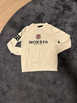 Crémefärgad Morris tröja herr - Väldigt snygg Morris tröja i storlek S. Den har nånting på ryggen som jag inte tror syns så mycket när man använder den och det kan gå bort i tvätten men är inte helt säker. Väldigt bra pris för en sån här tröja