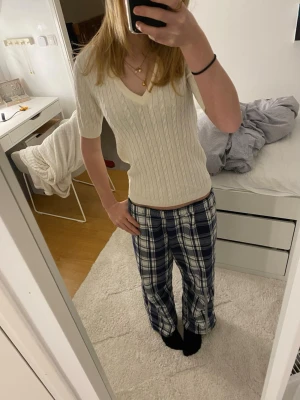 Vit kabelstickad topp från RYVLS - Säljer en vit kabelstickad topp från RYVLS Stockholm. Tröjan har korta ärmar, v-ringning och ribbade kanter. Den är i storlek 170/176 men passar bra på mig som är 167cm. Inga defekter. 