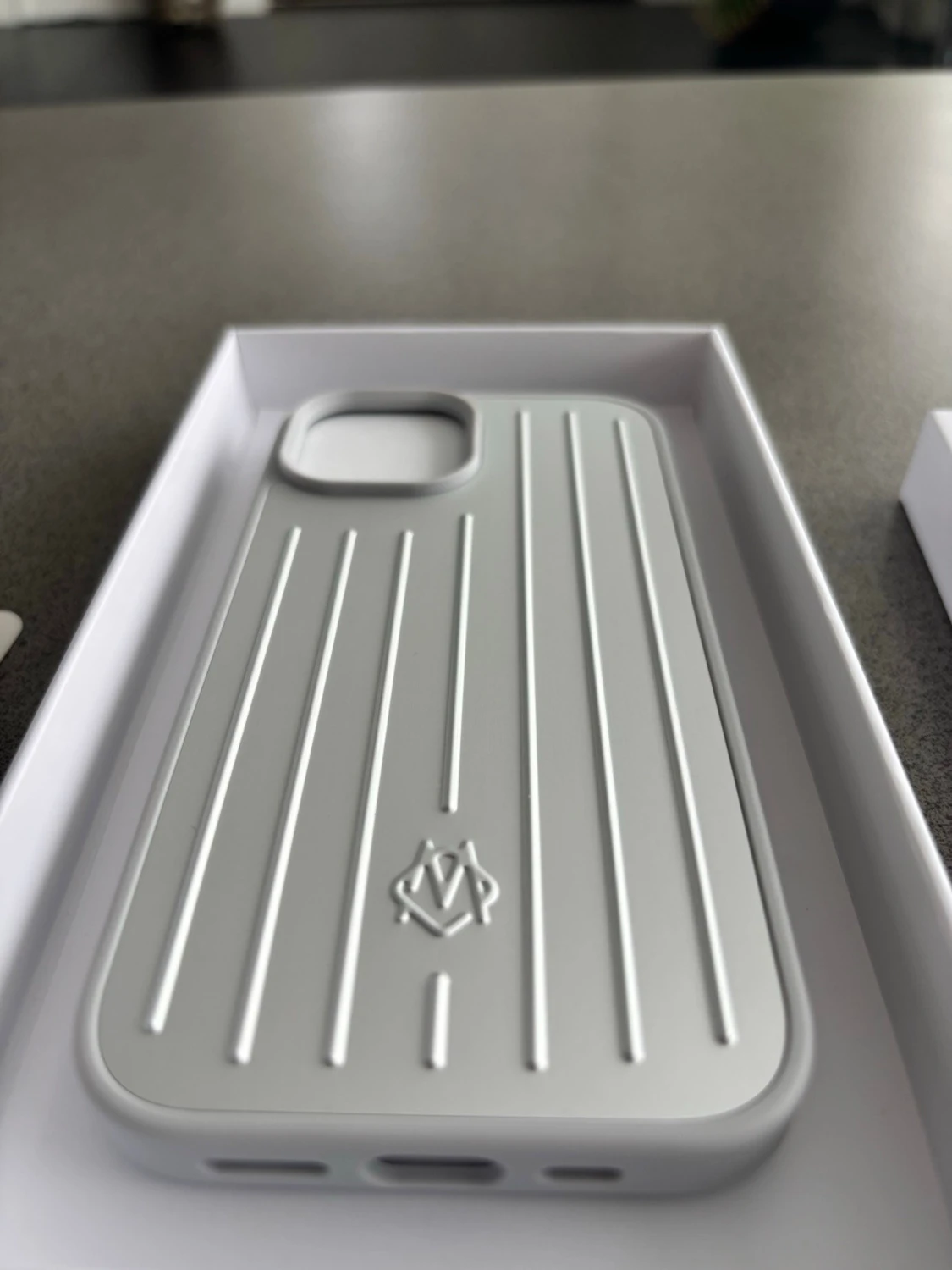 Silver mobilskal från Rimowa iPhone 15 - 2