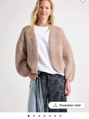 Beige/brun kofta från Lindex - Mysig beige kofta. Öppen framtill utan knäppning. Koftan har en avslappnad passform. Knappt använd!!  💖Storlek är xs/s!