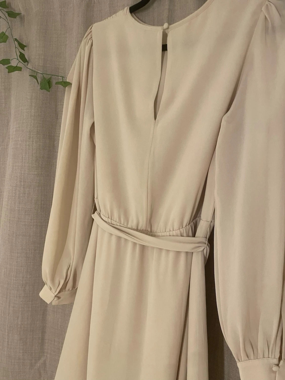 Beige långklänning med bälte - 5