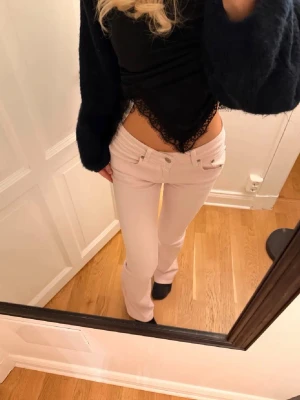 Ljusrosa låg midjas jeans - Ljusrosa lågmidjade jeans från lager 157 i storlek xs full length aldrig använda endast testade lappar kvar