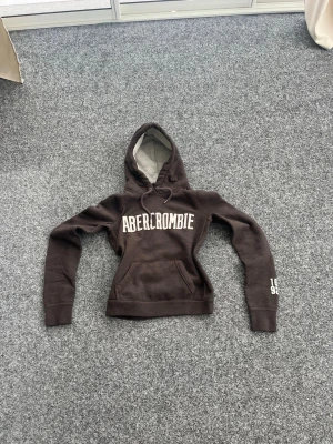 Hoodie från Abercrombie & Fitch Dam - Mörkbrun hoodie från Abercrombie & Fitch. Dam. Strl M. Liten i storlek. Kolla mått på bilderna. Skicka prisförslag. Fraktas dagen efter köp