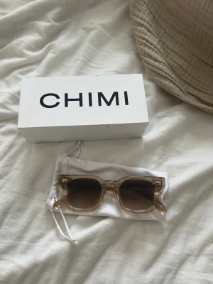 Chimi solglasögon i originalbox 04 - Säljer dessa snygga chimis i 04💕 dom är knappt använda och har inga defekter💕 boxen o påsen till ingår 💕