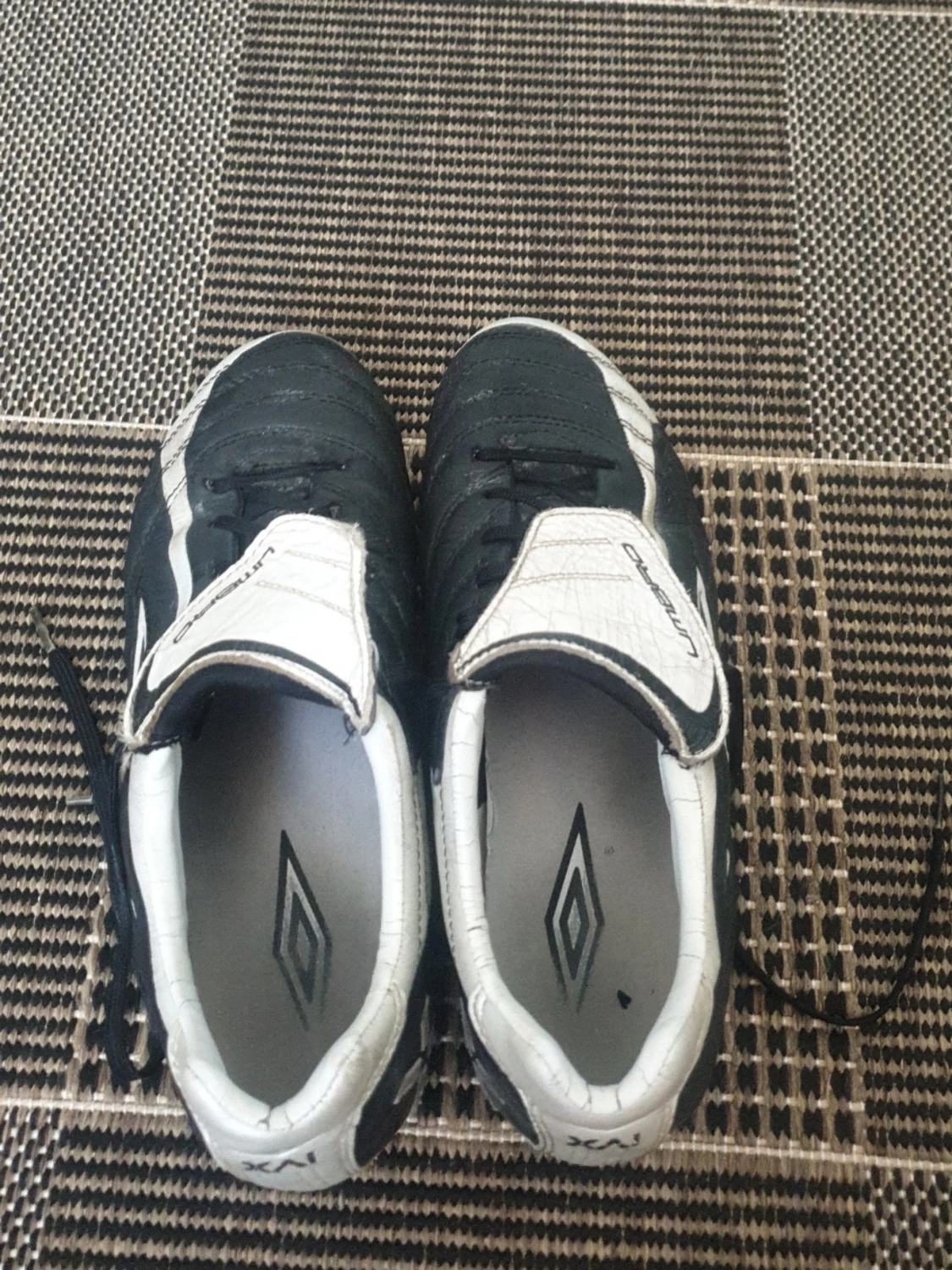 Svarta och vita Umbro fotbollsskor - 2
