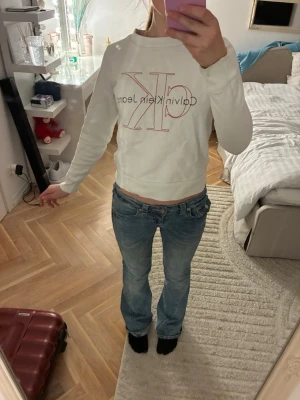 Vit tröja med text i mitten - Vit tröja i mjukt och skönt material. Enkel modell som är lätt att matcha till både jeans och kjol. Passar lika bra till vardags som när du vill ha en ren och stilren look.