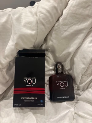 Emporio Armani Stronger With You Parfum - Emporio Armani Stronger With You Parfum i en elegant mörkbrun glasflaska med silverfärgad kork. Flaskan rymmer 100 ml och kommer med originalkartong i svart med röda detaljer. En modern och stilren doft för dig som gillar exklusiva parfymer.