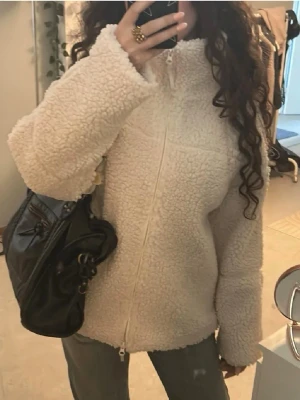 Pile zip up teddy jacka - Mysig beige teddyjacka med hög krage och hel dragkedja framtill från Ginatricot. Jackan har en oversized passform och är gjord i fluffigt, mjukt teddy-material som ger en trendig look. Perfekt för vintern/våren och enkel att styla med olika outfits. Har endast använt 3 gånger, ordinarie pris är 600💕