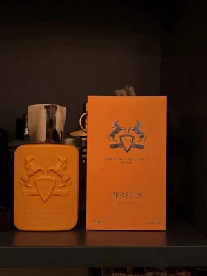Parfums de Marly Althaïr EdP 75ml - Exklusiv parfym från Parfums de Marly, Althaïr Eau de Parfum. Flaskan är matt orange med ingraverade hästar och sköld, och har en silverfärgad kork. Rymmer 75 ml och är tillverkad i Frankrike. Perfekt för dig som gillar lyxiga dofter.