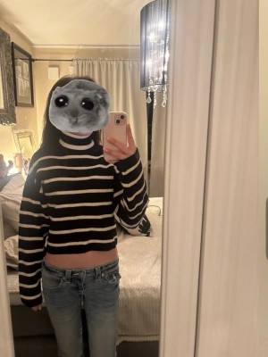 Svartvit randig cropped stickad tröja från Zara  - Säljer min tröja från Zara storlek/152/ vet inte vad jag köpt den då jag fick den i julklapp för nått år sedan. Men säljer för 250kr använd ck 3 gånger,🤗