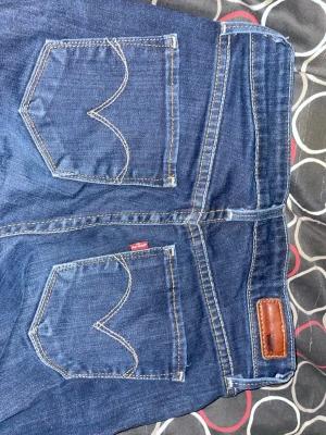 Levis jeans  - Säljer mina super fina bootcut Levis jeans eftersom dom tyvärr inte passar längre❤️ Jag är 155 och dom sitter perfekt i längden!  