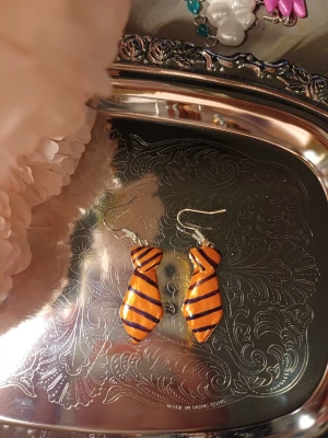 Slips örhängen - Handgjorda örhängen med slipsar. Schimriga slipsar med ränder. One of a kind Denna är Handgjord av lera därav priset. Om intresse fins kan jag göra flera