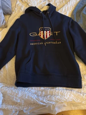 Hoodie - Säljer den här helt oanvända ganthoodien som är i storlek S men passar XS också😊