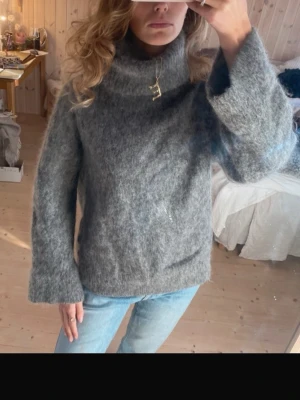 Stickad tröja i alpackamix  - Säljer denna stickade tröja! Aldrig använd med prislapp kvar. Köpt för 999kr. Strl XS men oversized modell. Lånad första bild och resterande från hemsidan. 