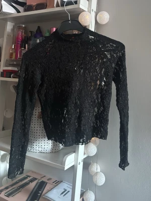 Svart långärmad spets-topp - Säljer en snygg svart långärmad topp skriv via funderingar eller frågor💕💕💕