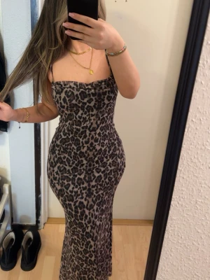 Leopardklänning  - En superfin leopard klänning från Gina tricot i storlek S. Använd 2 gånger😇