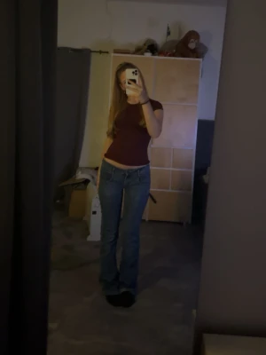 Jeans - Säljer nu mina supersnygga jeans, inga tydliga defekter bara lite nedtrampade. Sitter super snyggt! Midjemåttet är 38cm och innerben 85cm. Vid snabbt köp kan jag gå ner i pris